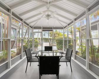 Perfectly Located in the Heart of Seven Mile Beach apts - George Town - Restaurant