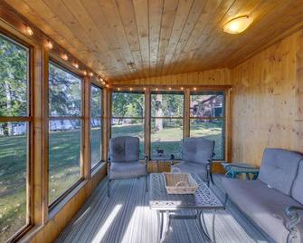 Lakefront Walker Home w/ Boat Dock & Lift! - Walker - Wohnzimmer