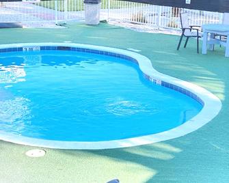 Americas Best Value Inn Beeville - Beeville - Piscina