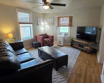 Little Crooked Ol' Farmhouse, 3-bedroom house in Guernsey Near the River - Guernsey - Sala de estar