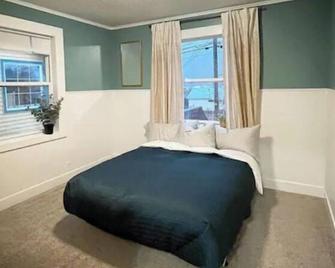 Walkable 3 Bedroom Duplex with private Hot Tub, Porch, and Scenic Views - Petersburg - Bedroom