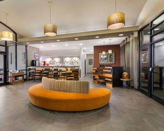 Revel Minot, SureStay Collection by Best Western - מינוט - לובי