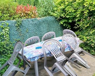 Gite des petites ruelles : familial et chaleureux - Troo - Patio