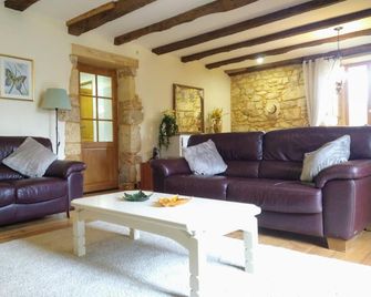 Les Papillons 4/6, Pool & Gardens, Balcony, Fantastic Location & Activities - Domme - Wohnzimmer