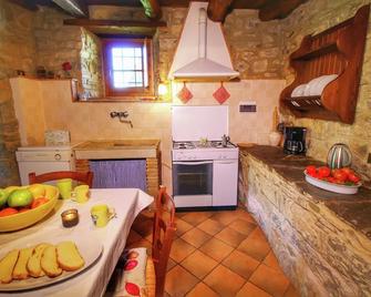 Lavish Farmhouse in Ortignano With Swimming Pool - Castel Focognano - Cocina