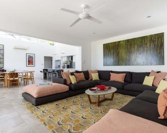 Tenterfield Beachfront Luxury 4 Bedroom Holiday Home - Oak Beach - Living room