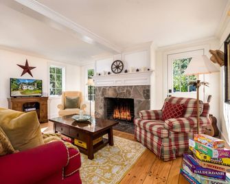 Make lifelong memories at this New England Quintessential Country Getaway - Brookfield - Sala de estar