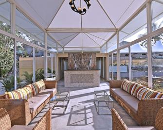 Meritas Countryside Resort Lonavala - Lonavala - Front desk