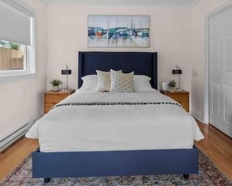 Quayside Quidi Vidi: Bungalow w/ hot tub\n - Mount Pearl - Bedroom