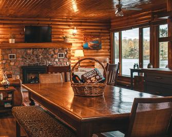 Beautiful Log Cottage on Historic Mattawa River - Lake Chantplein - Mattawa - Comedor
