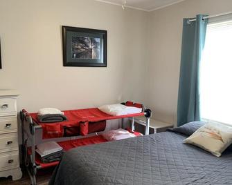 Comforts of Home-Cabin 10 - Cassville - Habitación