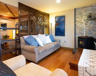 23 Acre Farm 8 Beds with Ocean Views - Kapaau - Sala de estar