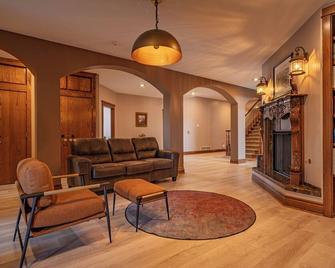 Downtown 2 Story Loft w/6bdrms-walk to everything! - Norwalk - Wohnzimmer