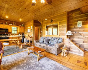 Buckhead Lodge - Tri-Level Cabin With Mountain Views - Cleveland - Living room