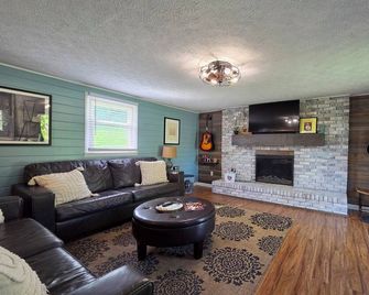 Dolly inspired 1940s 2 bedroom Bungalow near Laurel Lake, hiking, and more - London - Stue