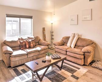 Kid-Friendly Kingman Home Near Parks and Dining - Kingman - Sala de estar