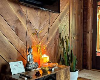 Enchanted Cabin: Nature Retreat & Hot Tub Hideaway - Norwich