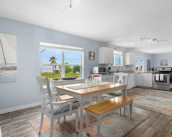 Salt Therapy - Rockport - Dining room