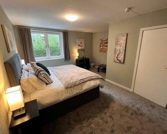Comfortable 2 Bed Apartment - Rossal House - Inverness - Bedroom