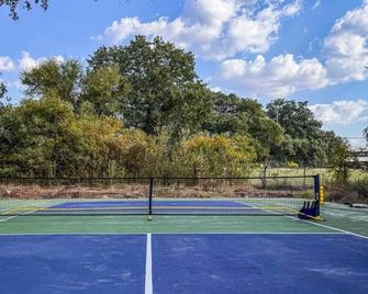 Container Home with Rooftop Views and Pickleball - Bellmead