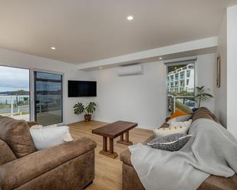 Waterfront Beach House - Paihia Holiday Home - Paihia - Huiskamer