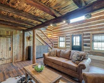 Bedford Cabin with Porch, 5 Mi to Historic District! - Bedford - Wohnzimmer