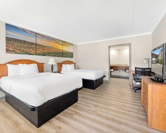 Days Inn & Suites by Wyndham Roseville/Detroit Area - Roseville - Habitación