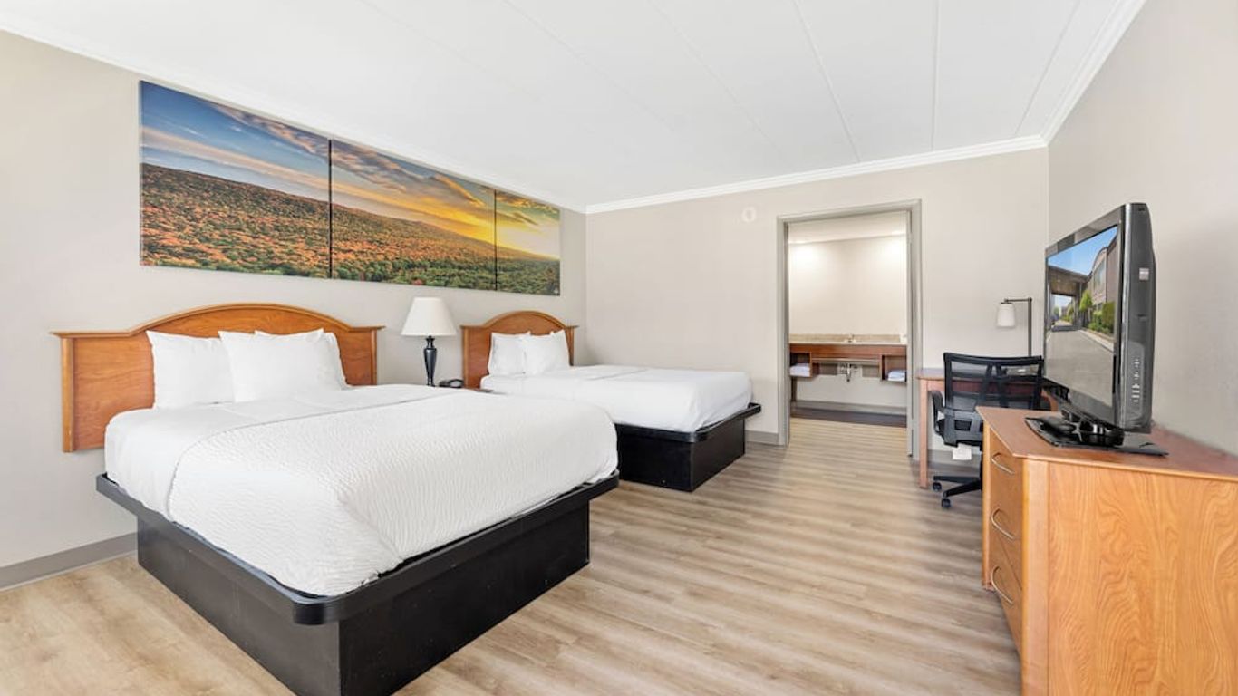 Days Inn & Suites by Wyndham Roseville/Detroit Area