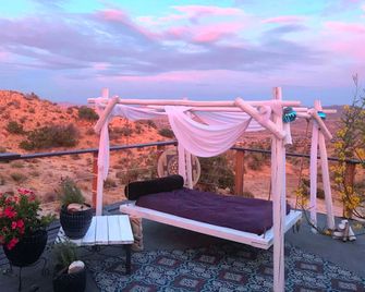 Magical and Secluded Cabin Rental near Yucca Valley for Weekend Getaways from Los Angeles - Yucca Valley - Balkón