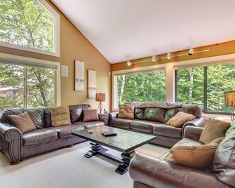 1 Mi to Loon Mountain: Lincoln Haven w/ Balcony - Lincoln - Living room