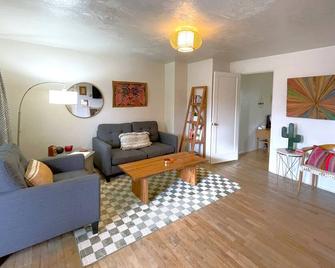 Vintage Casita - 2 Bed, Pet Friendly! - Twin Falls - Living room