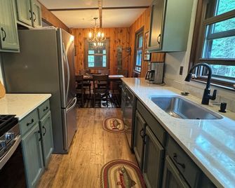 NEW AuSable River Cabin Retreat - completely remodeled! New sauna! - Grayling - Kitchen