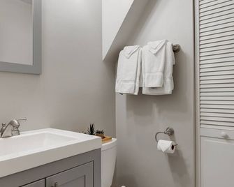 Charming & Bright Multilevel Townhome with Parking - Chicago - Baño