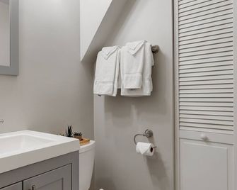 Charming & Bright Multilevel Townhome with Parking - Chicago - Casa de banho
