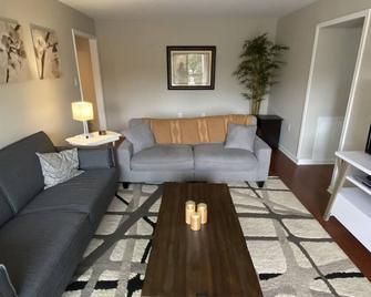 3 Bedroom Condo near IAD and close walk to downtown Herndon! - Herndon - Living room