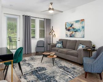 Oak Mountain Retreat with Fitness Center - Pelham - Obývací pokoj