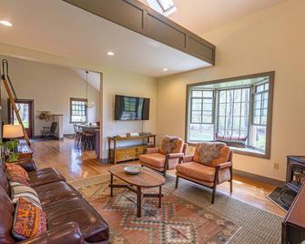 Waterfront Battenkill Cottage Retreat - Arlington