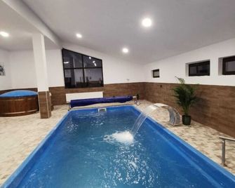 Cerbul Chalét Accommodation & Wellness - Rasnov - Zwembad