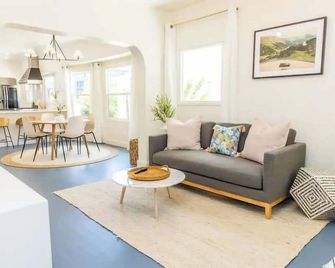 Little Italy 3BD Home with Huge Patio & Backyard - San Diego - Living room