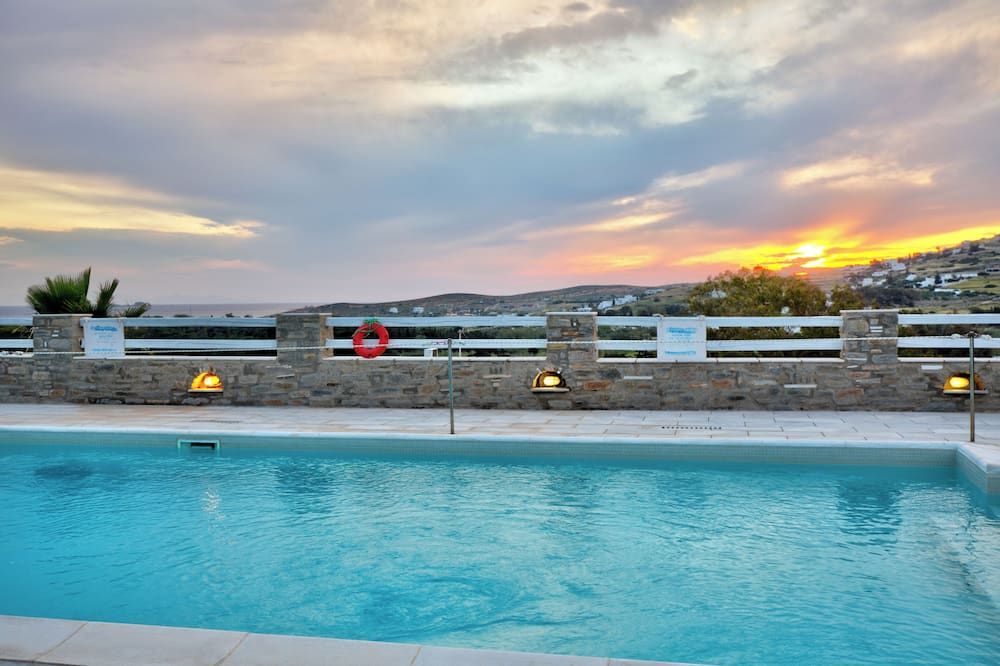 بيرجاكي هوتل - باريكيا - حوض السباحة