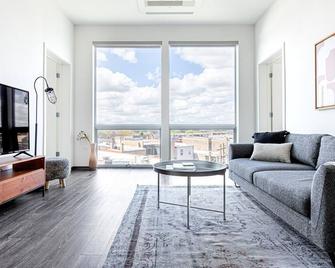 Tasteful Logan Square 2BR w/ Gym, Roof Deck, 1 block to L, by Blueground - Chicago - Sala de estar