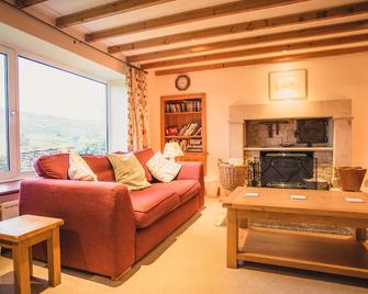 Deerclose West Farmhouse - Leyburn - Living room