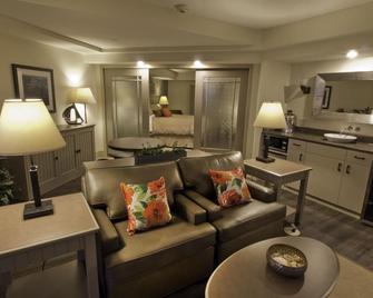 1000 Islands Harbor Hotel - Clayton - Living room