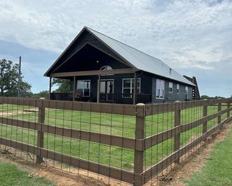 Country Cabin getaway on 100 acres! - Gonzales - Building
