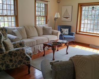 Family Friendly Traditional Salt Box w/ Central Air - Beach Pass Included - Centerville - Living room