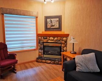 Banff Woods Lodge 2 BR 1.5 Bath 6 Sleep near Canmore - Harvie Heights - Living room