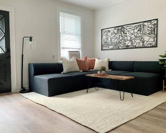 Cozy Cambridge 2bed 2bath w/ Patio & Parking Pass - Cambridge - Salon