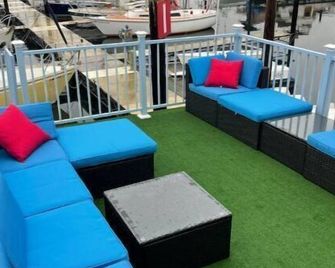 Delightful 1- bedroom floating home w free parking - Olympia - Balcon