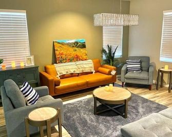 Spacious 5-bedroom home for your relaxation needs - Lake Elsinore - Huiskamer