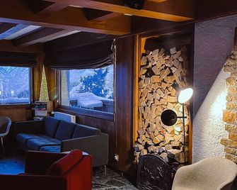 Chalet Les Rhodos - sleeps 60 - Facing Mont Blanc in Cordon - Cordon - Salon